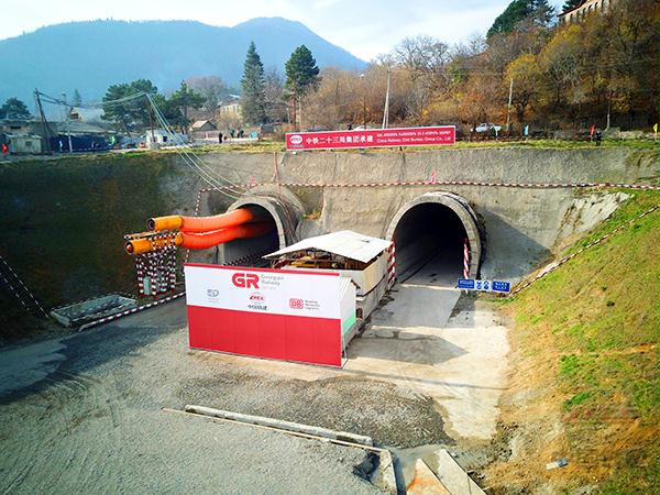 005 2017年11月19日,由中鐵23局承建的格魯吉亞現(xiàn)代化鐵路t9隧道全長(zhǎng)8.5公里,是該國(guó)歷史上最長(zhǎng)的隧道。格魯吉亞現(xiàn)代化鐵路是其境內(nèi)最長(zhǎng)的鐵路,也是格魯吉亞重要的基礎(chǔ)設(shè)施改建工程。建成通車后,它將成為一帶一路“渝新歐”國(guó)際鐵路聯(lián)運(yùn)大通道的必經(jīng)之路。.JPG